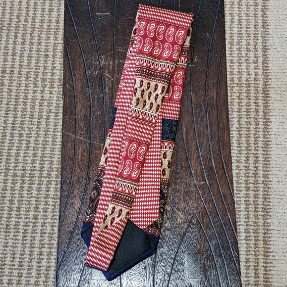 **Buy 2 get 3** Disney Mickey & Co Silk Tie | 100% Silk | Made in Canada - Picture 5 of 7